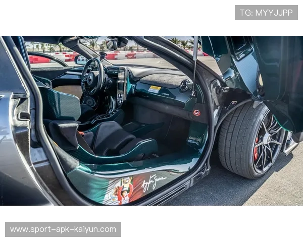 奥康推出塞纳主题特别版头盔，致敬巴西赛车英雄