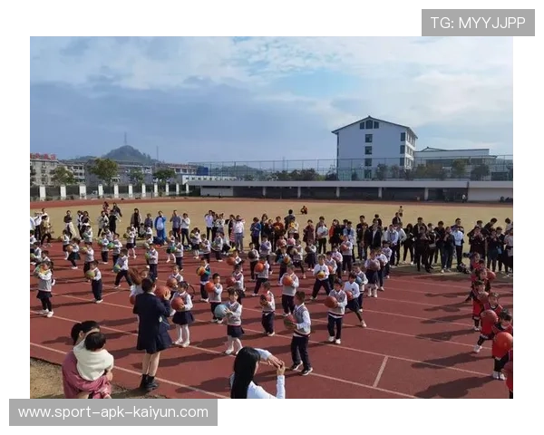 ××镇中小学研讨体育大课间创新，观摩乒球操展示